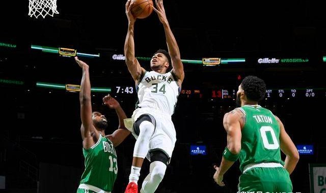  杰伦布朗关键盖帽绿军险胜雄鹿队