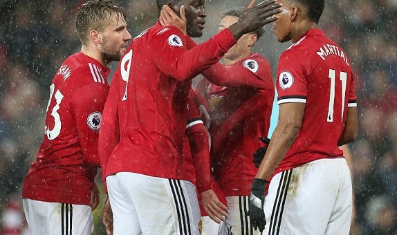  曼城铁卫头槌制胜，连续十场零封创英超新纪录  